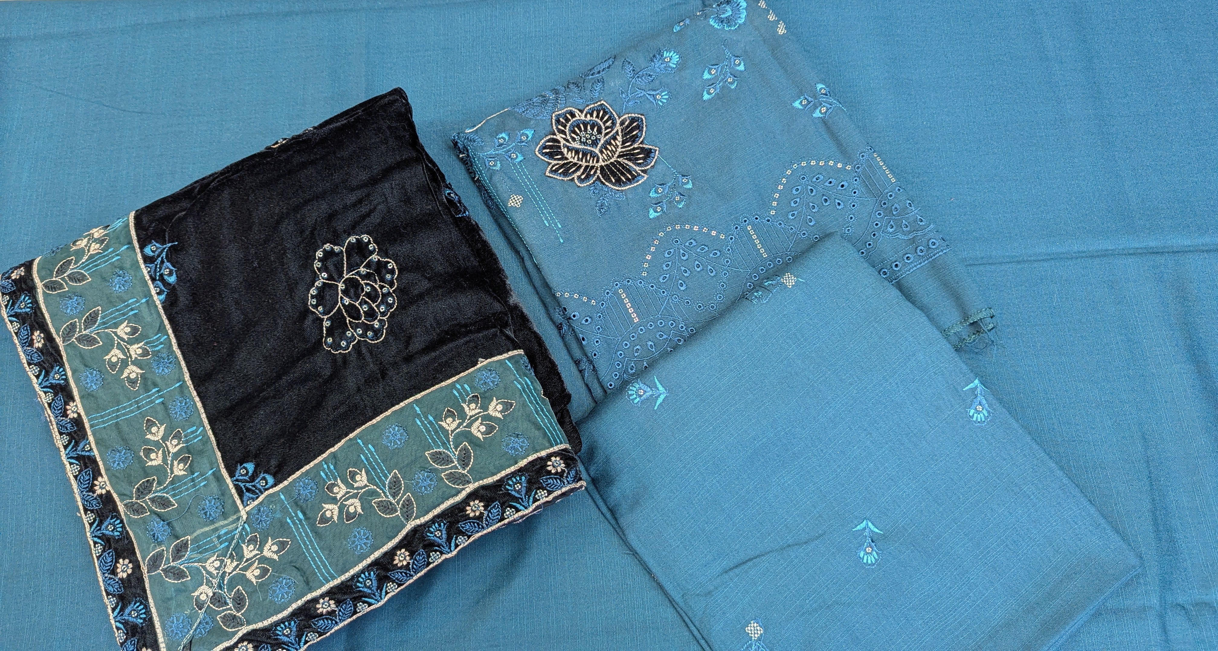 Marina embroidered with velvet shawl