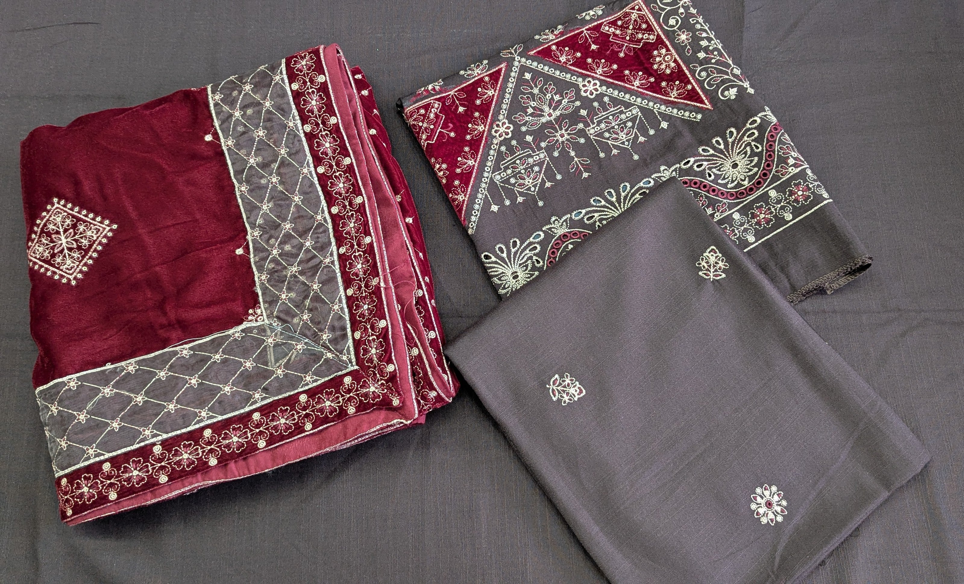 Marina embroidered with velvet shawl